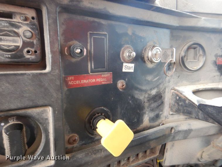 image for item DS8089 2002 International 4900  refuse truck