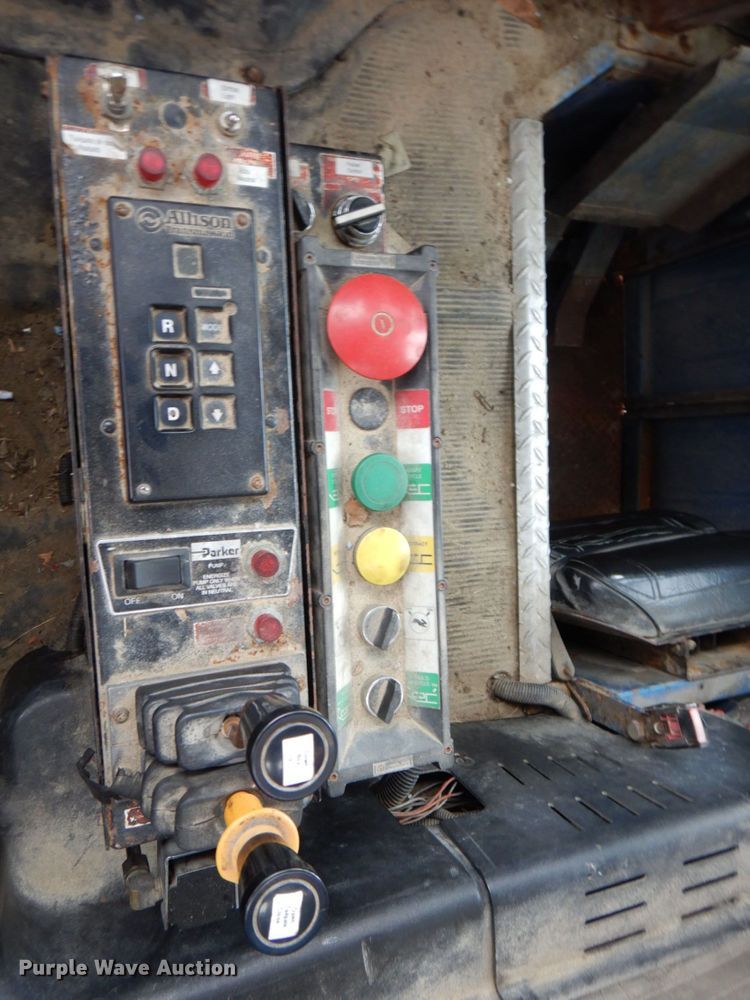 image for item DS8089 2002 International 4900  refuse truck