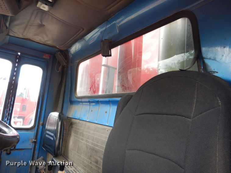 image for item DS8089 2002 International 4900  refuse truck