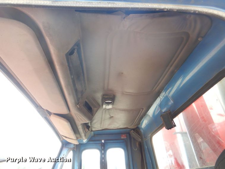 image for item DS8089 2002 International 4900  refuse truck