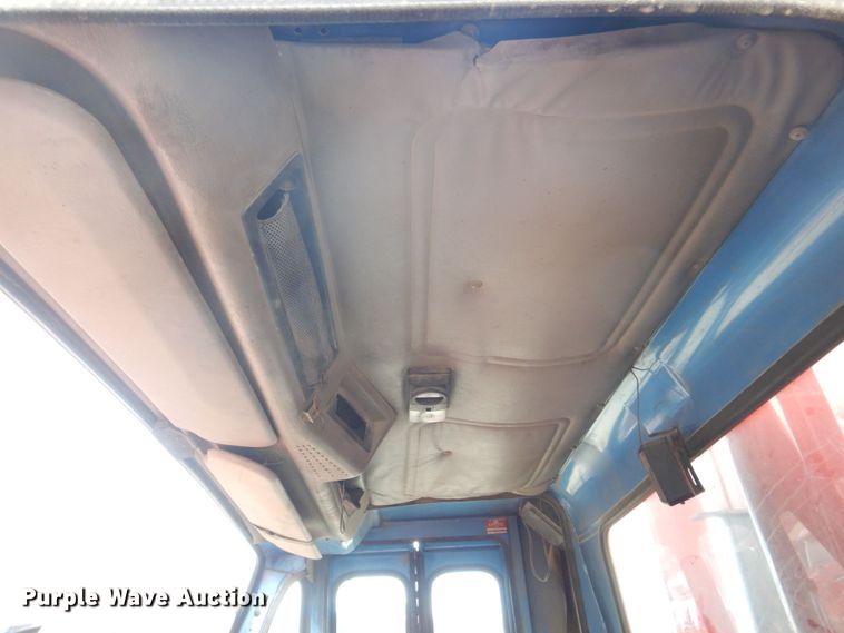 image for item DS8089 2002 International 4900  refuse truck