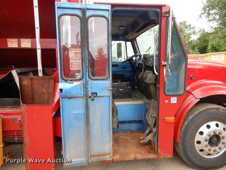 image for item DS8089 2002 International 4900  refuse truck