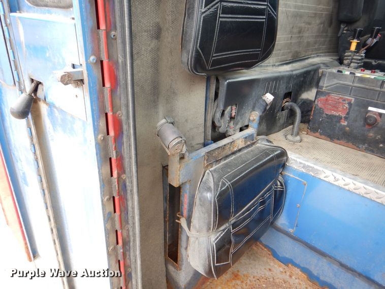 image for item DS8089 2002 International 4900  refuse truck