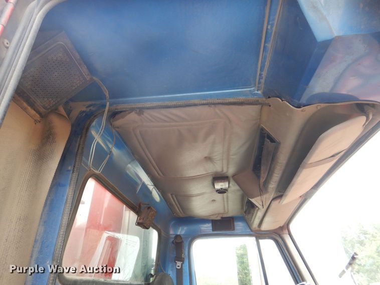 image for item DS8089 2002 International 4900  refuse truck