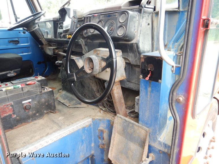 image for item DS8089 2002 International 4900  refuse truck