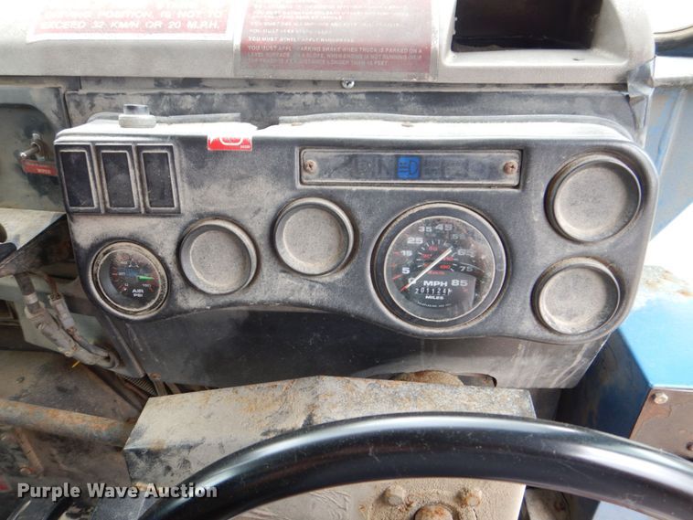 image for item DS8089 2002 International 4900  refuse truck