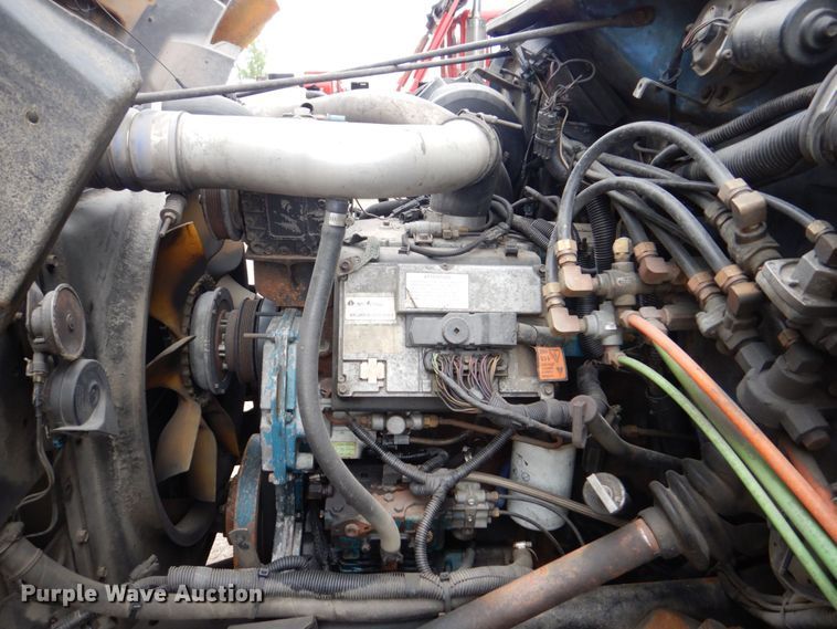 image for item DS8089 2002 International 4900  refuse truck