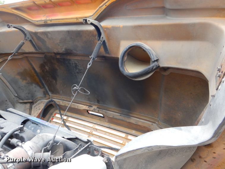 image for item DS8089 2002 International 4900  refuse truck