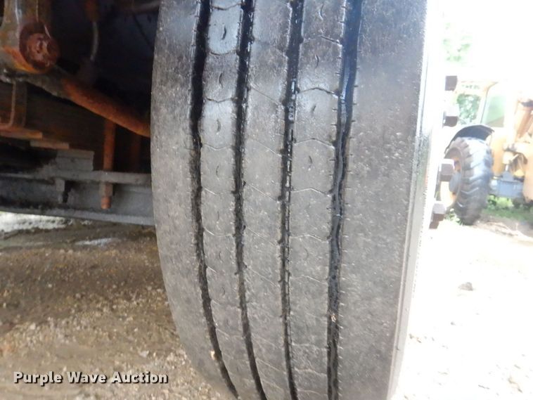 image for item DS8089 2002 International 4900  refuse truck