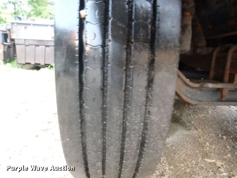 image for item DS8089 2002 International 4900  refuse truck