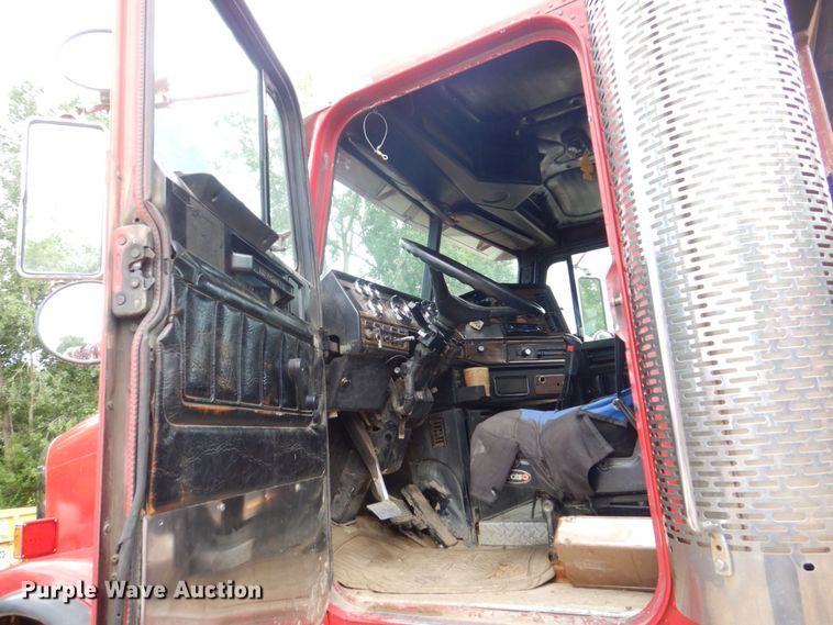 image for item DS8090 1994 Freightliner FLD120  roll-off container truck