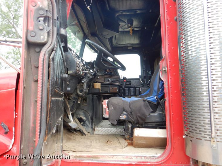 image for item DS8090 1994 Freightliner FLD120  roll-off container truck