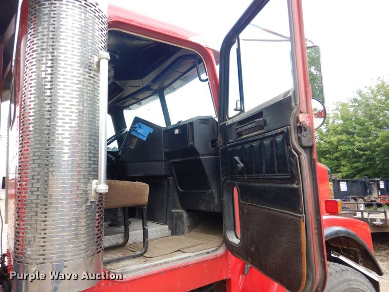 image for item DS8090 1994 Freightliner FLD120  roll-off container truck