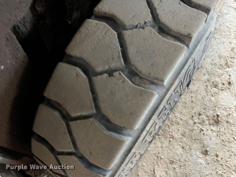 image for item DS8367 Yale GP040AFNUAV084 forklift