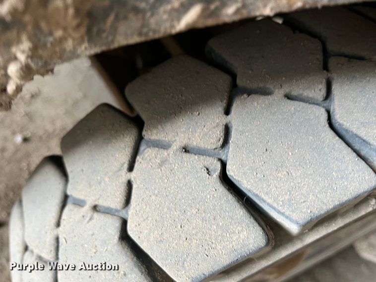 image for item DS8367 Yale GP040AFNUAV084 forklift