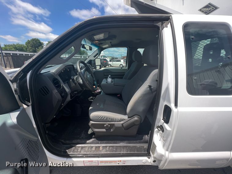 image for item HL9160 2013 Ford F550 Super Duty  bucket truck