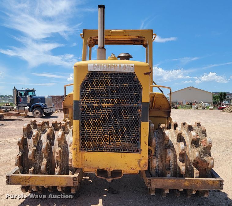 image for item JG9818 1975 Caterpillar 814  soil compactor