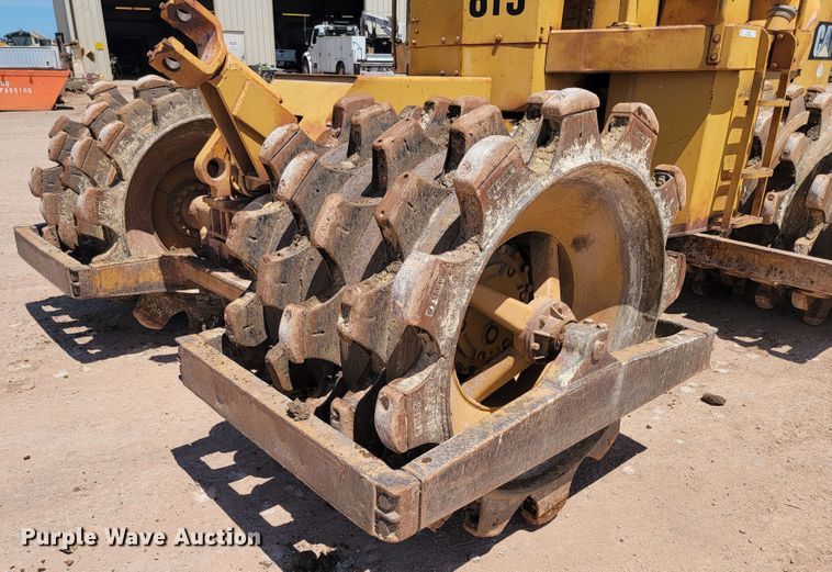image for item JG9818 1975 Caterpillar 814  soil compactor