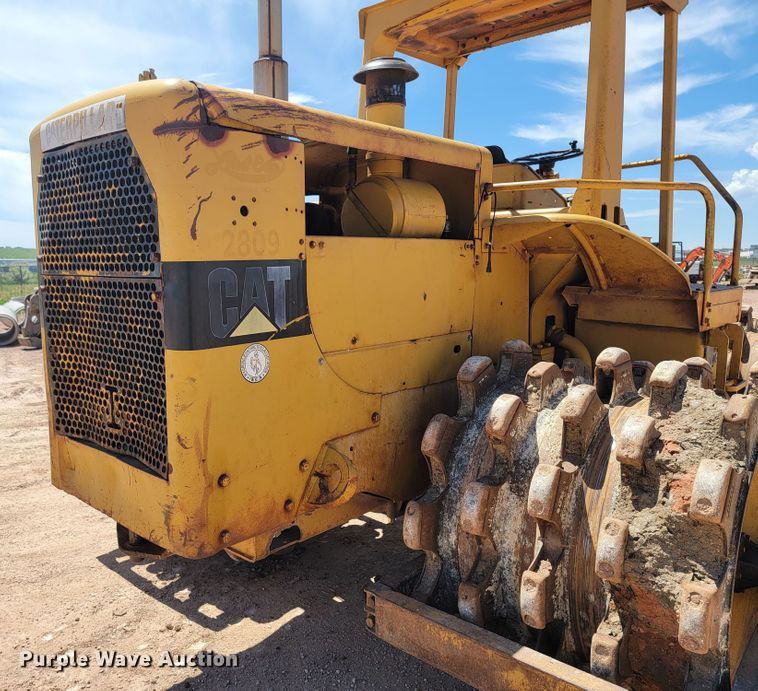 image for item JG9818 1975 Caterpillar 814  soil compactor