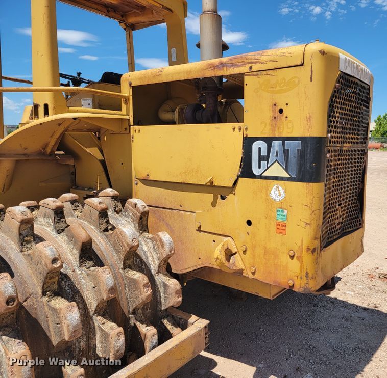 image for item JG9818 1975 Caterpillar 814  soil compactor
