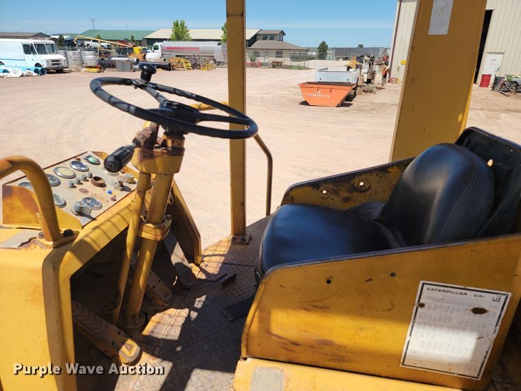 image for item JG9818 1975 Caterpillar 814  soil compactor