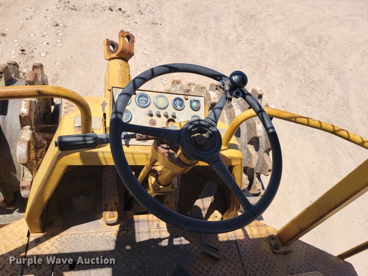 image for item JG9818 1975 Caterpillar 814  soil compactor