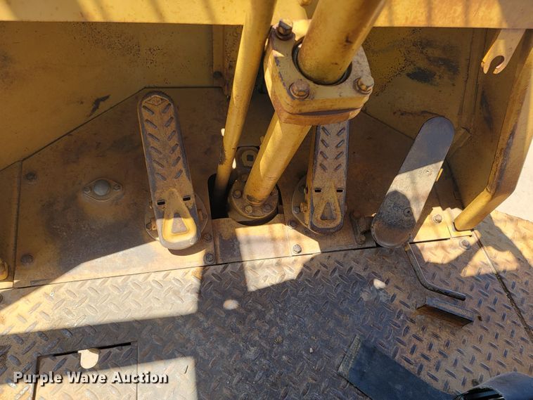 image for item JG9818 1975 Caterpillar 814  soil compactor