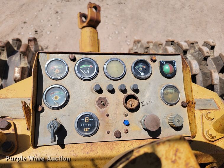 image for item JG9818 1975 Caterpillar 814  soil compactor