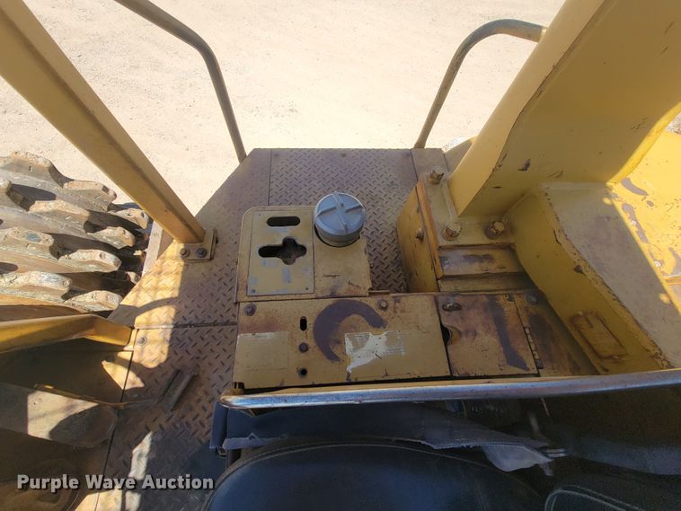 image for item JG9818 1975 Caterpillar 814  soil compactor
