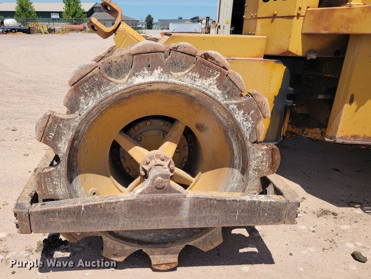 image for item JG9818 1975 Caterpillar 814  soil compactor