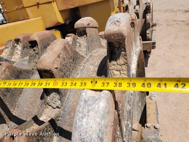 image for item JG9818 1975 Caterpillar 814  soil compactor