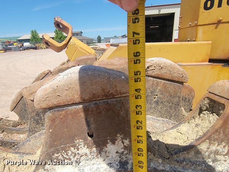 image for item JG9818 1975 Caterpillar 814  soil compactor