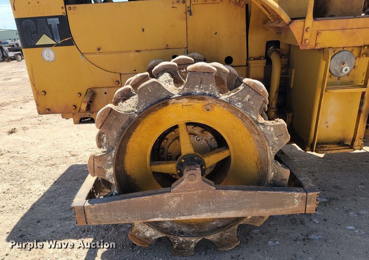 image for item JG9818 1975 Caterpillar 814  soil compactor
