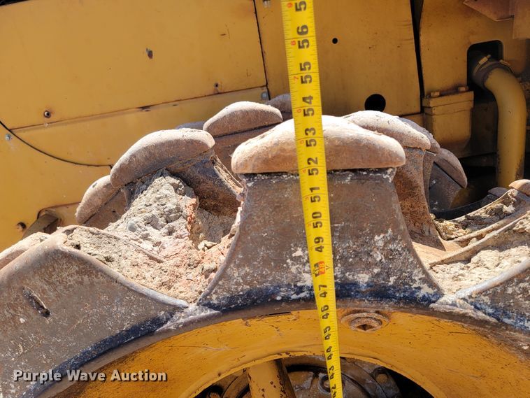 image for item JG9818 1975 Caterpillar 814  soil compactor