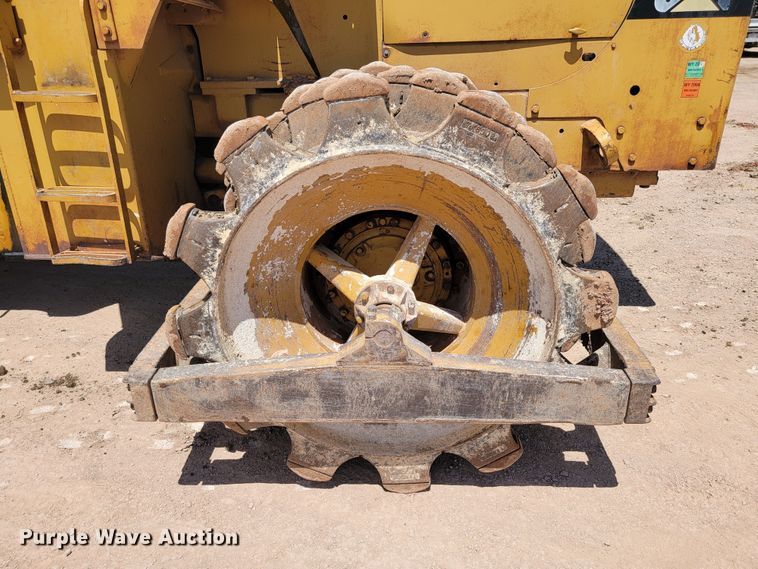 image for item JG9818 1975 Caterpillar 814  soil compactor