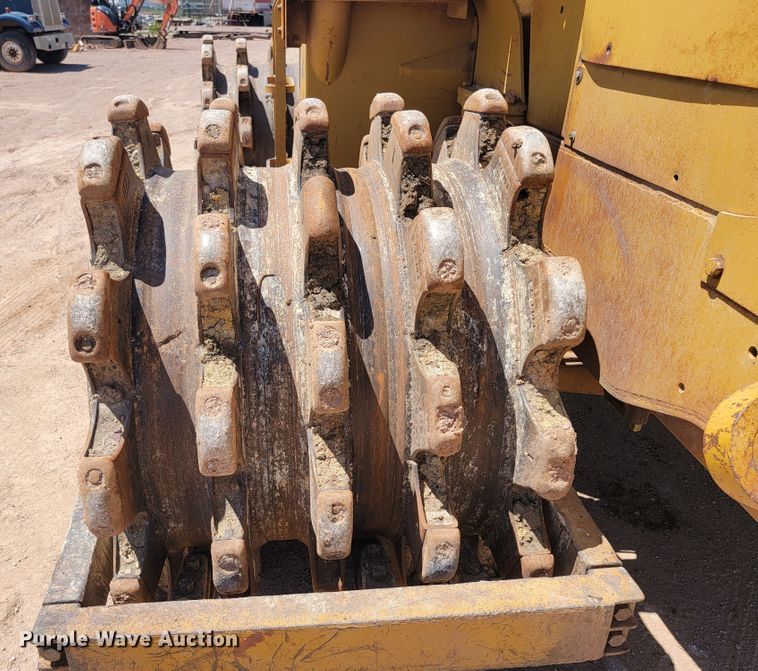 image for item JG9818 1975 Caterpillar 814  soil compactor