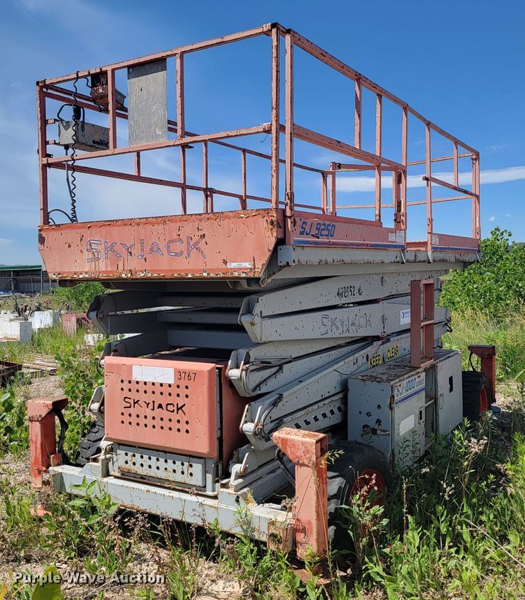 image for item JG9821 2002 Skyjack SJ9250  scissor lift