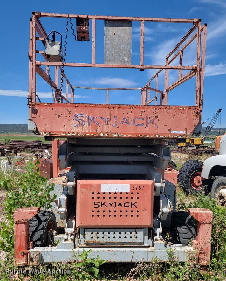 image for item JG9821 2002 Skyjack SJ9250  scissor lift