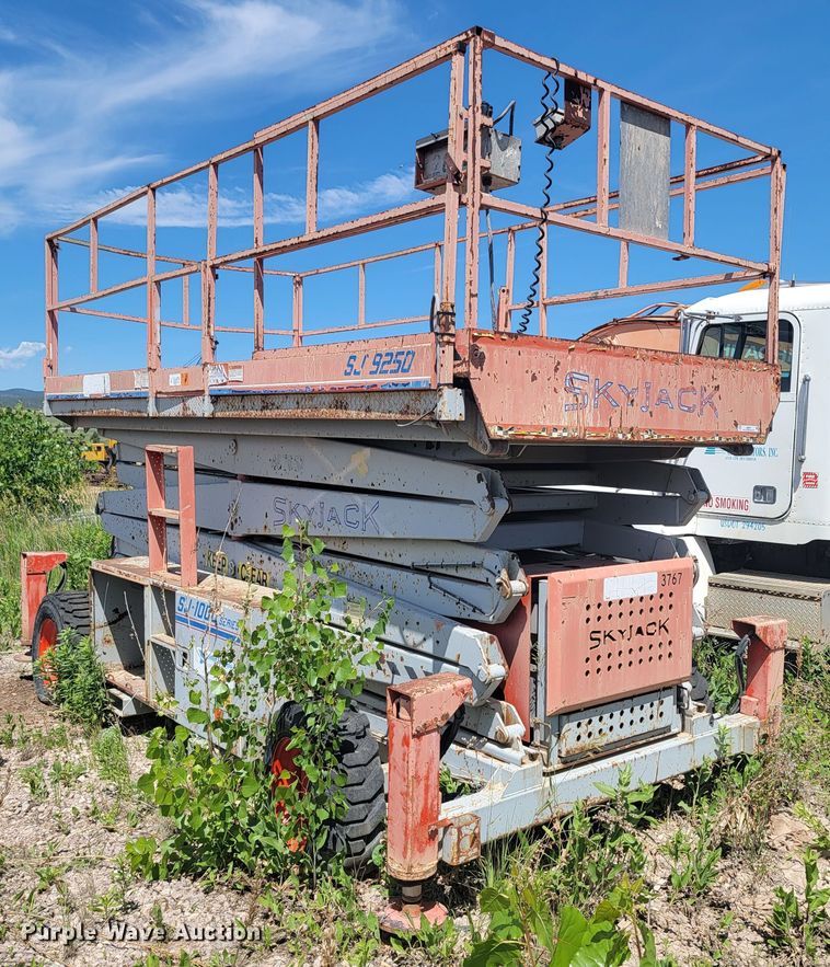 image for item JG9821 2002 Skyjack SJ9250  scissor lift
