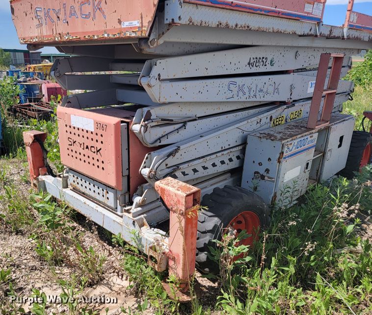 image for item JG9821 2002 Skyjack SJ9250  scissor lift