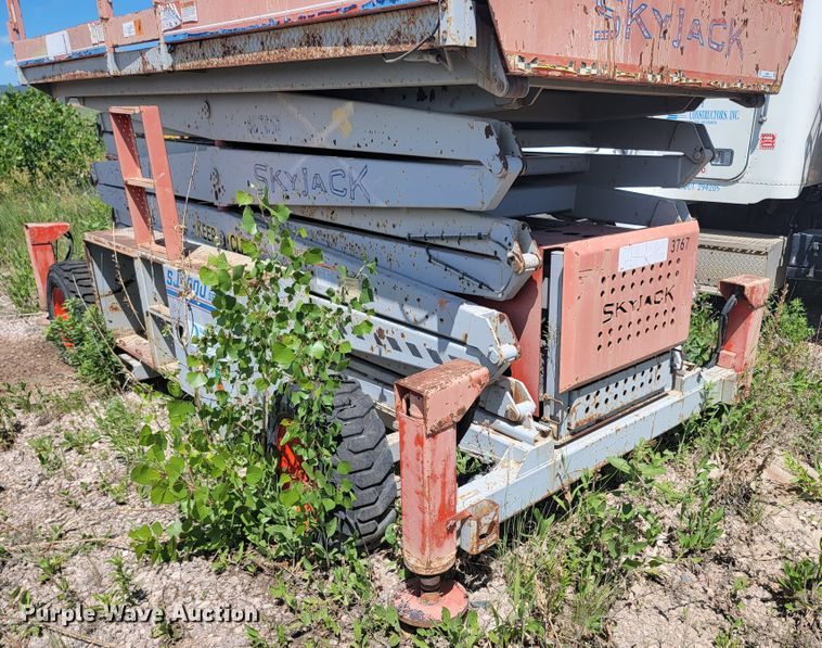image for item JG9821 2002 Skyjack SJ9250  scissor lift