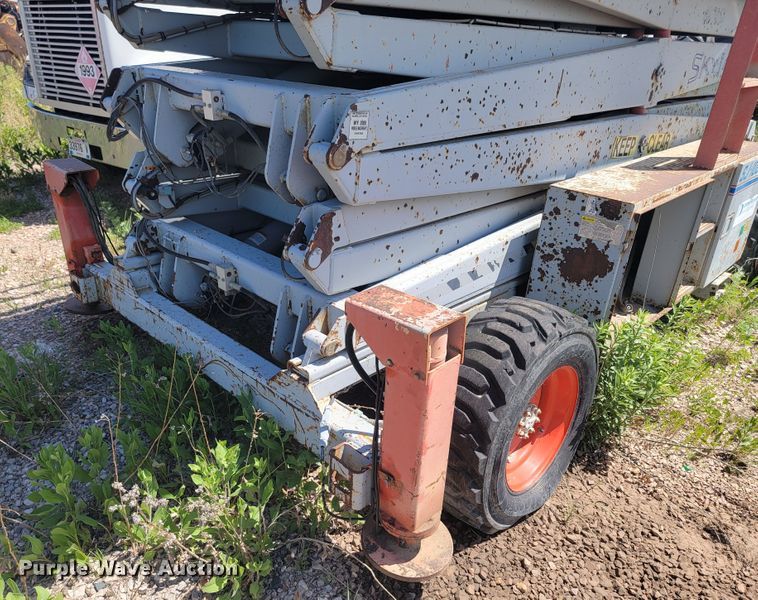 image for item JG9821 2002 Skyjack SJ9250  scissor lift