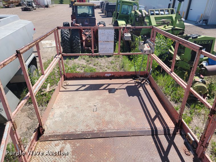 image for item JG9821 2002 Skyjack SJ9250  scissor lift