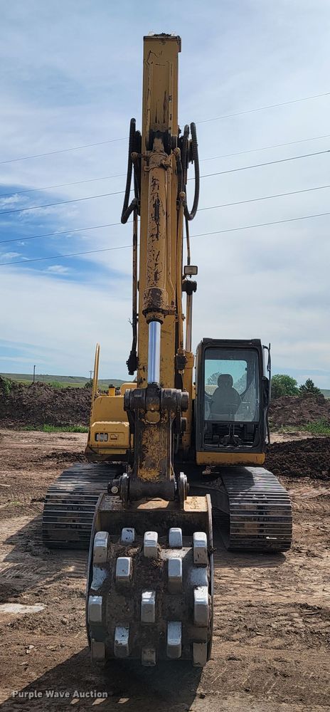 image for item JG9822 2005 John Deere 200C LC  excavator