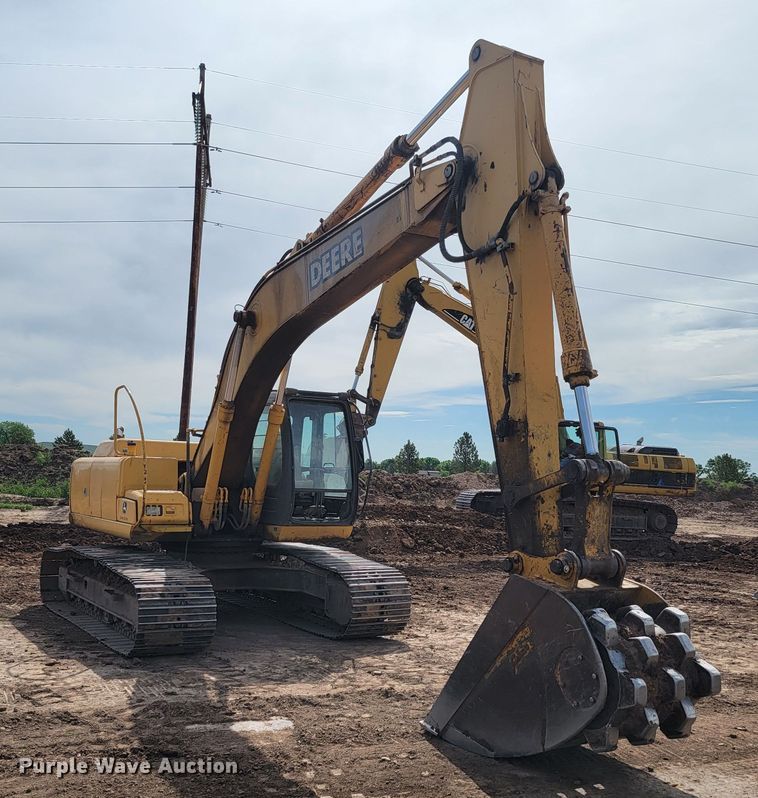 image for item JG9822 2005 John Deere 200C LC  excavator