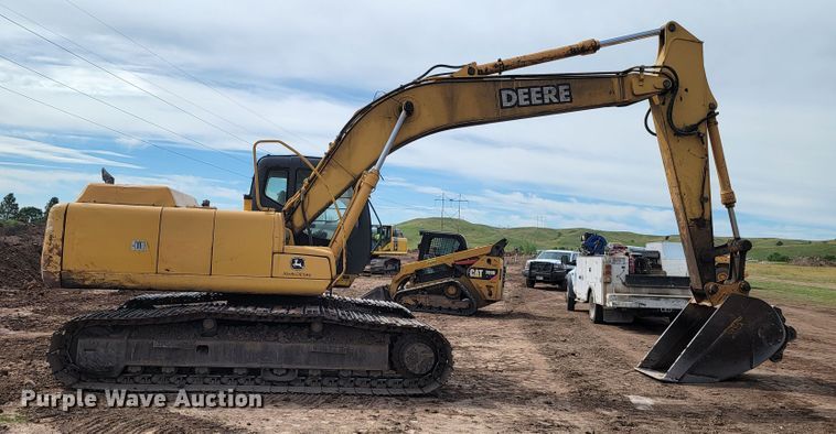 image for item JG9822 2005 John Deere 200C LC  excavator