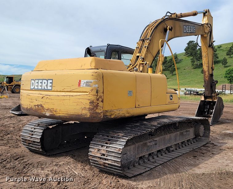 image for item JG9822 2005 John Deere 200C LC  excavator