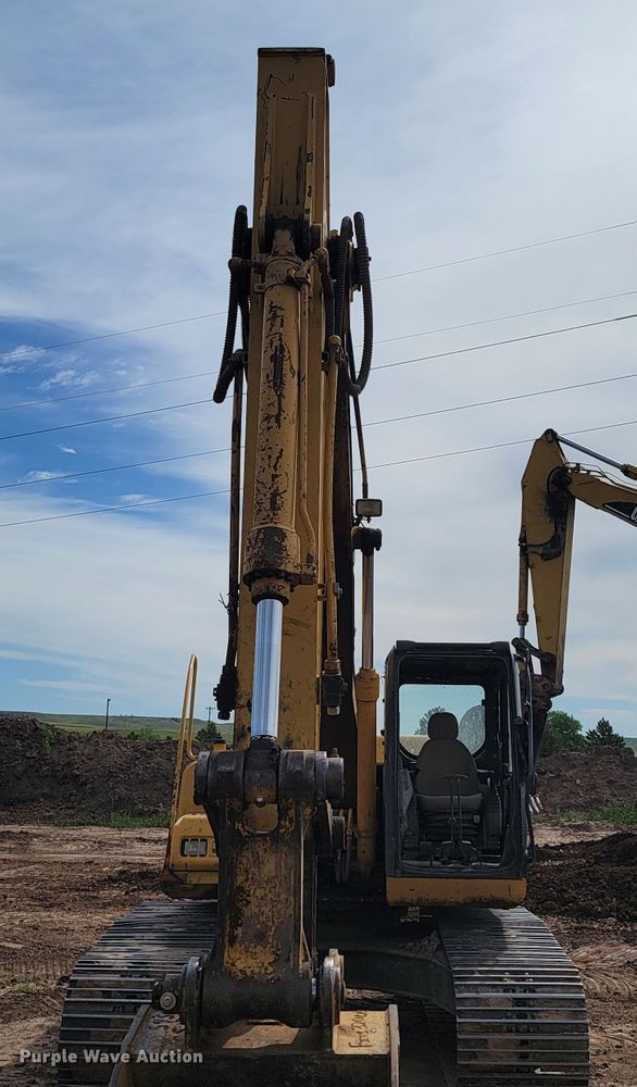 image for item JG9822 2005 John Deere 200C LC  excavator