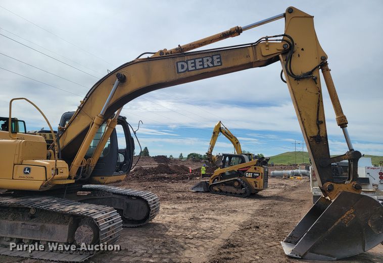 image for item JG9822 2005 John Deere 200C LC  excavator