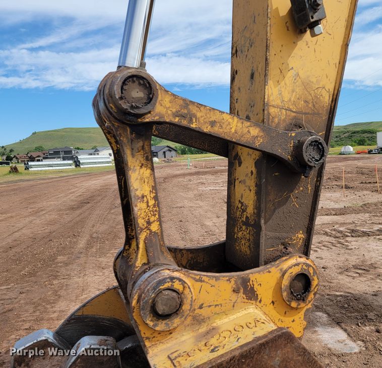 image for item JG9822 2005 John Deere 200C LC  excavator